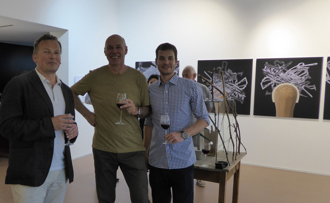 Peter Weinhaeupl und mein Sohn Robin, der vor seiner Masterprüfung ( Master of Science ) eine Auszeit für den Galerierundgang nutzte.