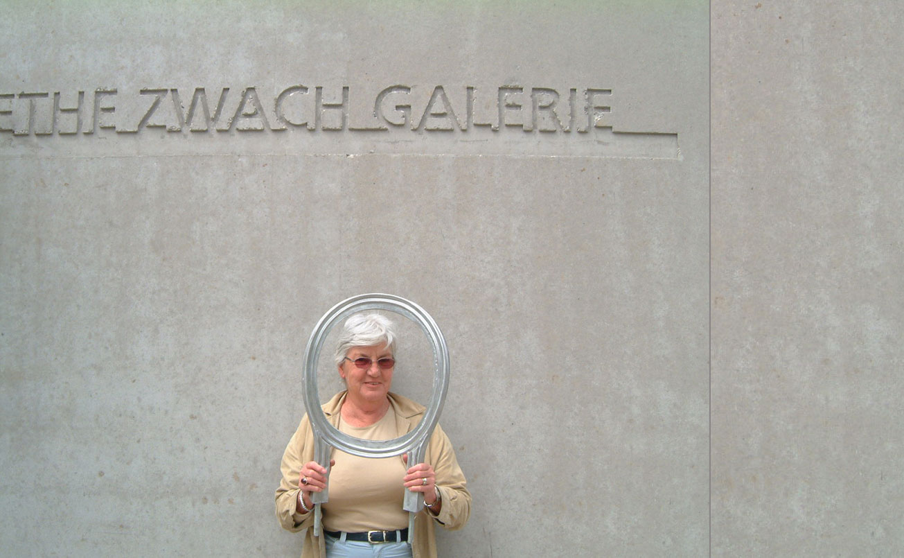 Kaethe Zwach vor der neuen Galerie Betonwand 2005 mit dem Lehnenobjekt der Betonbank im Skulpturenpark.