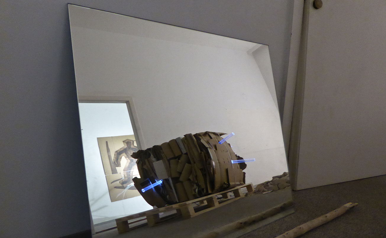 Installation, Kartonpresswürfel mit Lichtimplantaten, beobachtet vom Kartonist