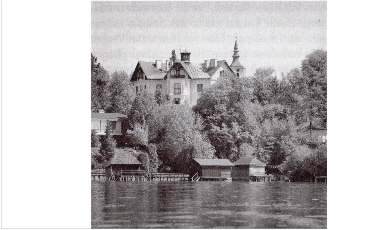 VILLA DAHEIM ( Schmidtvilla ) vom Attersee aus, mit Kirche Seewalchen im Hintergrund. Aus dem Buch, "Die Villen vom Attersee"Marie-Theres Arnbom.