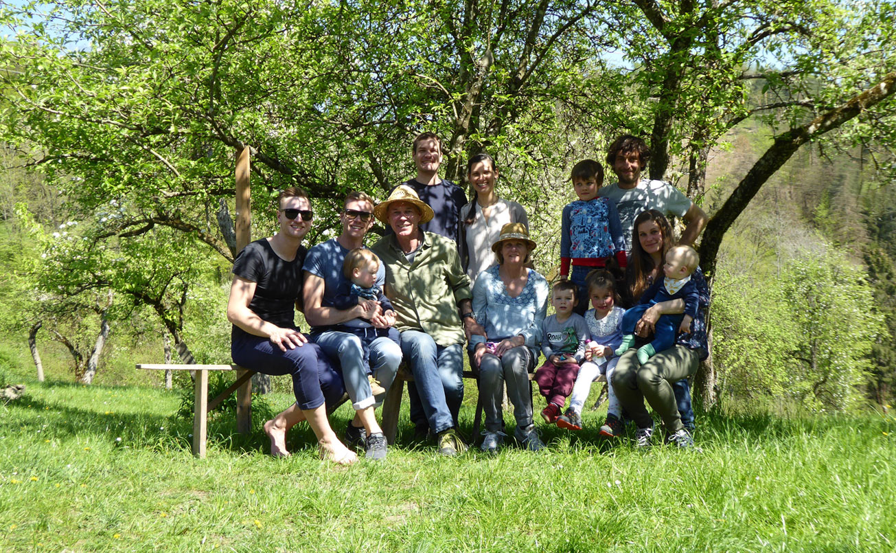 Die Familie im Obstgarten des Bernagutes.