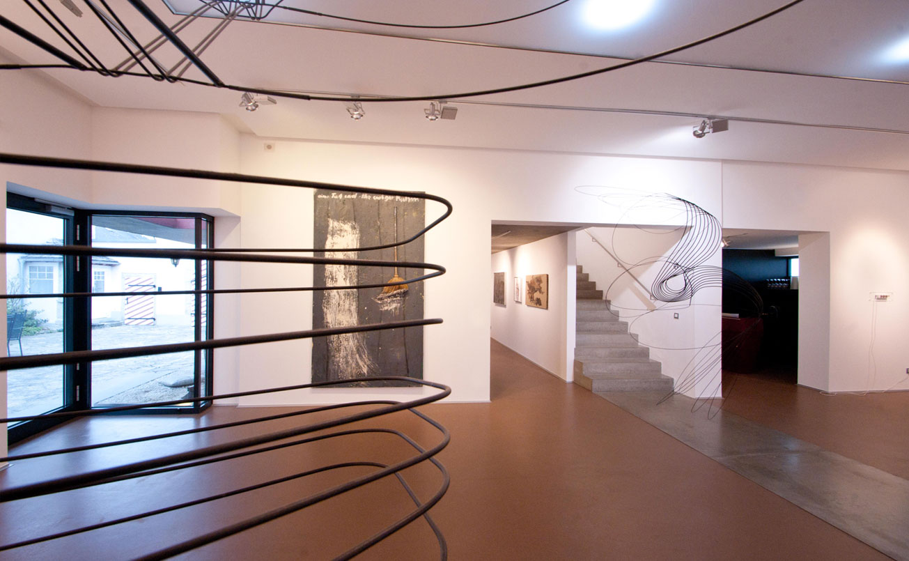 Sicht durch ein Objekt von Constantin Luser Richtung Aufgang zum 3. Ausstellungsraum und Aussichtsweg