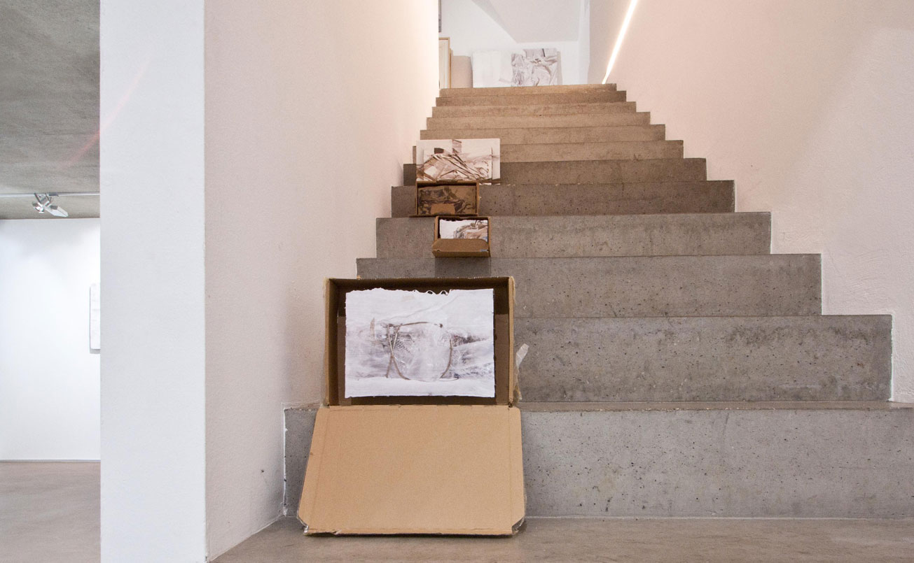 Objekte "BOX" auf der Treppe zum Galerie OG